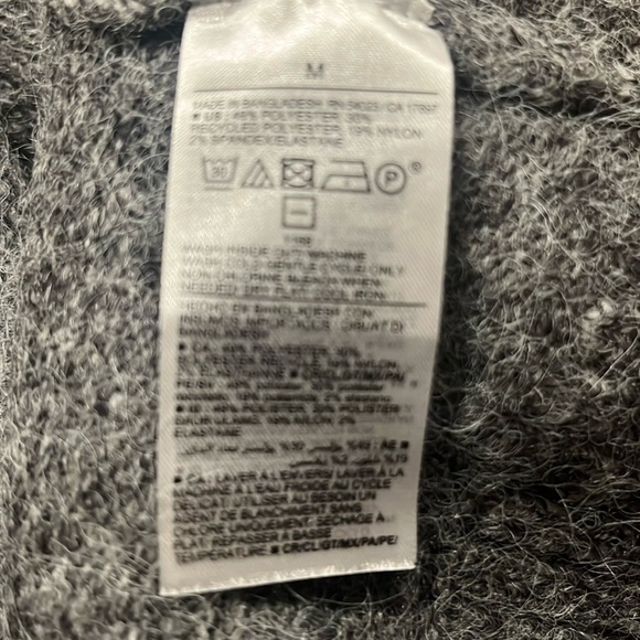 NWT Old Navy women’s hooded sweater with kangaroo pocket size medium. - Picture 10 of 10